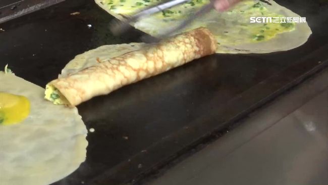 逢甲名店蟑螂四處竄！他見蛋餅包蟑螂驚呆