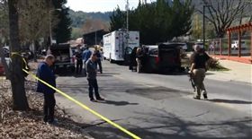 美國加州納帕郡周五發生一起槍擊案，一名退役軍人家中被槍手闖入，至少有3人遭挾持，目前現場已被封鎖，特種部隊與醫療救援團隊都已待命。（圖／翻攝自Brett Wilkison推特）