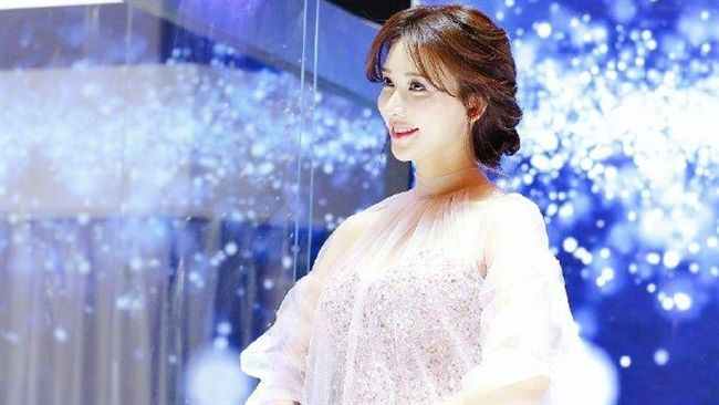 才說沒懷孕…林志玲穿爆乳裝凸肚現形