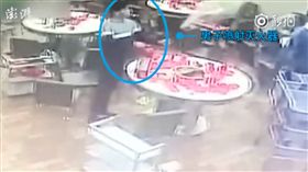 大陸江西九江有5名男子到火鍋店用餐，不料一名火鍋店服務員不小心將油濺到其中一名客人身上，由於兩方談論賠償之事沒達共識，其中一名客人氣得拿起滅火器四處噴射，結果一名在旁用餐的男子因為吸入乾粉暈倒送醫。目前警方正在追查5名男子的下落。（圖／翻攝自秒拍）