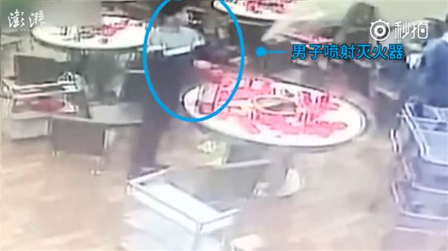 奧客拿滅火器亂噴　鄰桌客吸到昏倒