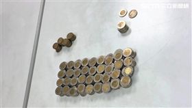 李姓清潔工在青年公園廁所裡拾獲411枚50元硬幣，經公告6個月無人認領後取回，他再拿到台銀鑑定卻遭送辦（翻攝畫面）