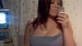 38HH的困擾！　英媽無法親自哺乳怕小孩悶死女子目前在Go Fund Me 網站發起募捐，希望能趕快將縮胸手術錢還給爸媽。（圖／翻攝自gofundme）
