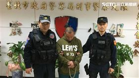 特勤中隊在台北轉運站逮捕1名李姓漁夫，並搜出安非他命及吸食器等證物，訊後依毒品罪移送法辦（翻攝畫面）