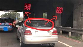小孩貼狹窄擋風玻璃上國道　圖／爆怨公社