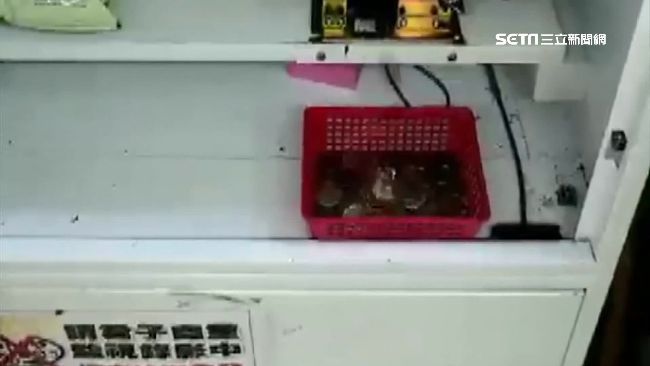 兌幣機被動手腳！打火機讓零錢直直落