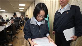 遭批神隱  吳音寧：優先處理開市情形（1）台北農產運銷公司總經理吳音寧（右2）8日在北農公司說明8日拍賣情形，對外界質疑神隱，吳音寧表示，不對外說明是在處理開市狀況，先處理8日開市後續狀況為主，才未對外說明。吳音寧在記者會結束後離開。中央社記者張皓安攝  107年3月8日