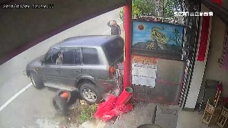 疑血糖過低昏迷　駕駛撞2車暴衝圍牆