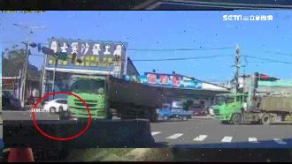 砂石車違規左轉　女騎士直直撞險遭輾