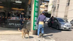 拎杯是大叔啦,工人,泥作工人,脫鞋,超商,地板,鞋子,貼心(圖／翻攝自拎杯是大叔啦！臉書)