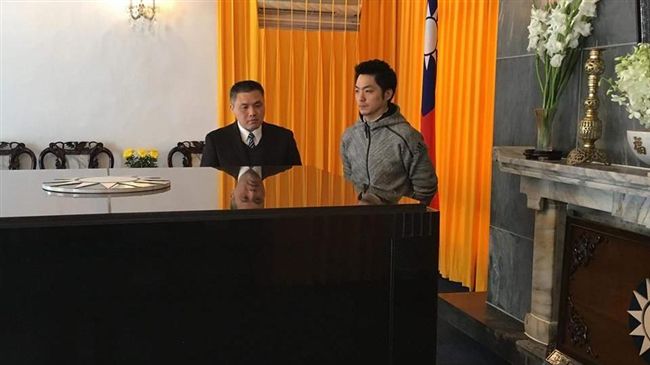 慈湖陵寢228遭潑漆　蔣家後代探視