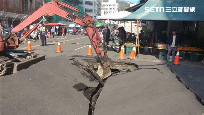 險吞車！高雄路面下陷原因是「鹽化」