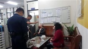 嘉義,同居,吵架,安撫,警員,情侶(圖/翻攝畫面)