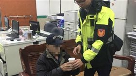 新北,中和,老翁,暖警,按門鈴(圖/翻攝畫面)