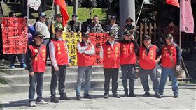 不滿慈湖潑漆案　拔菜總部統促黨桃園抗議桃園市政府11日在桃園忠烈祠暨神社文化園區舉辦「張燈結彩春櫻祭」，遭「全民拔菜總部」與中華統一促進黨成員到場抗議。中央社記者吳睿騏桃園攝　107年3月11日