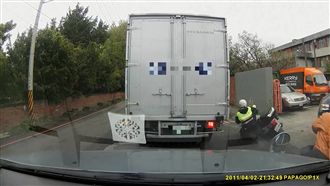 鑽車縫擊落員警　下個舉動讓網友火大