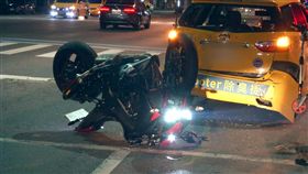 煞不住！重機高速衝撞竟翻車「倒立」