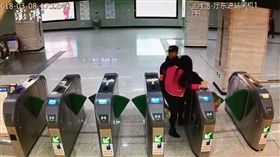 大陸女子搭地鐵拒安檢硬闖還掌摑安檢員（圖／翻攝自《澎湃新聞》）