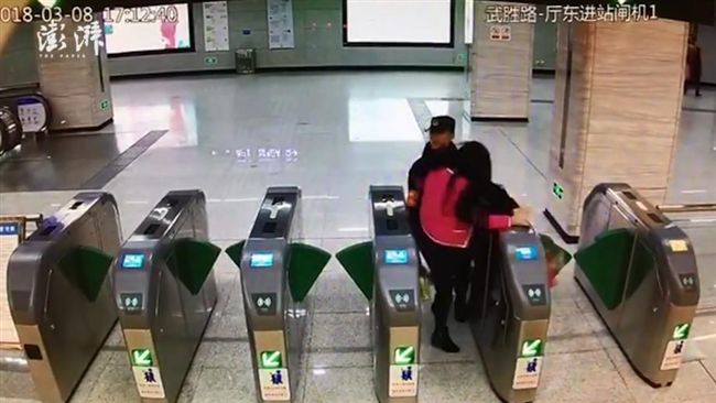 拒地鐵安檢硬闖遭擋　女竟掌摑安檢員