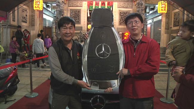 神明眷顧！國中老師擲七聖筊開回賓士