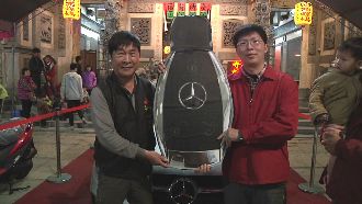 神明眷顧！國中老師擲七聖筊開回賓士