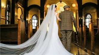 好怕您看不到…正妹牽重病爺拍婚紗照