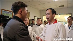 朱立倫赴亞東醫院探視受傷員警 新北市府提供