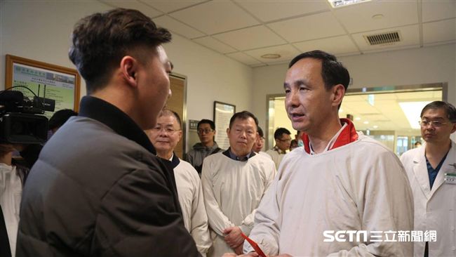 重機撞攔檢站！朱醫院探視受傷員警