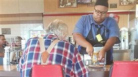 善行,臉書,行動不便,暖心,暖舉,切餐點,Evoni Williams,La Marqueu,呼吸器,手術　圖／翻攝自臉書https://goo.gl/g6wFme