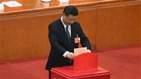習近平投票中國13屆全國人大一次會議11日下午以2958票贊成、2票反對、3票棄權、1票無效、16人缺席，通過憲法修正案，正式取消國家主席連任限制，並將習近平思想、監察委員會等內容入憲。圖為中共總書記習近平投票畫面。中央社記者繆宗翰北京攝　107年3月11日