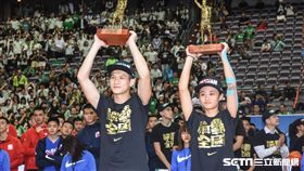HBL頒獎典禮個人獎，冠軍戰MVP林勵、羅培儀。 圖／記者林敬旻攝