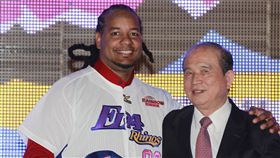 ▲Manny Ramirez（曼尼）2013年加盟義大犀牛成為年度大事，右為義联集團創辦人林義守。（資料照／美聯社／達志影像）