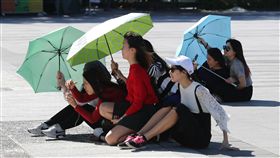 天氣回暖（2）中央氣象局表示，28日全台天氣大幅回暖，西半部高溫約攝氏29到31度，民眾把握好天氣，到戶外景點走走、拍照。中央社記者張皓安攝　106年11月28日