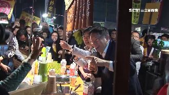 力挺徐欣瑩！柯文哲逛夜市變身叫賣哥