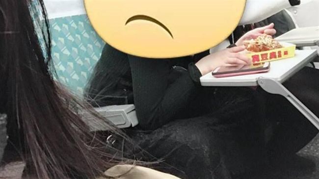 高鐵吃這個　網傻眼：跟摳腳皮差不多