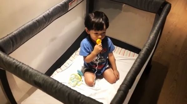 Max唱小星星　妹一旁「哭聲伴奏」
