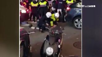 不滿紅燈左轉被叭！20人當街鬥毆