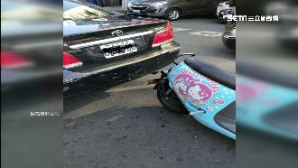 逆向違停撞機車還大小聲…警霸氣回吼