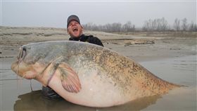 3人纏鬥45分鐘　「巨鯰」終上鉤！
圖／翻攝自XXL Raubfische臉書