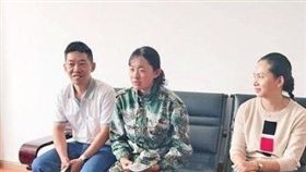 最美的風景！女大生刮傷名車烈日下苦等　免賠還獲學費補助（圖／翻攝自爆料帝微博）