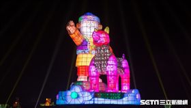 2018台灣燈會閉幕　交棒屏東縣2018台灣燈會11日晚上閉幕，將由嘉義縣交棒給明年主辦的屏東縣政府；今年主燈「忠義天成」（圖）則由交通部觀光局移置台南市走馬瀨農場展示。中央社記者江俊亮攝　107年3月11日