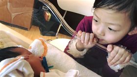 艾莉絲po出姊姊照顧弟弟超有愛的畫面，感動一票網友。（圖／翻攝自臉書）