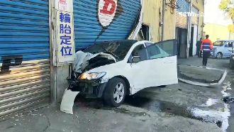 疑為閃機車打滑　轎車失控衝撞輪胎行