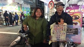 身障人士，顏面身障，身心障礙人士，擺攤賣公仔，嘉義文化路夜市。（記者郭奕均攝影）