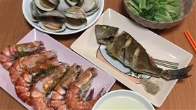 有一名單身男網友分享自己做的料理，一共有四菜一湯相當豐盛，沒想到其他網友看到後發現亮點，紛紛同情地說「你單身吃那麼多海鮮幹嘛？沒用啊！」、「單身還吃成這樣，辛苦左手跟右手了」。（圖／翻攝自《爆廢公社》）