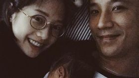 簡嫚書戴著眼鏡的樣子，完全就是個學生樣。（圖／翻攝自臉書）