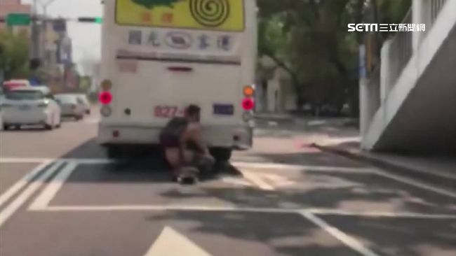 滑板男拉客運「搭便車」　網友全看傻
