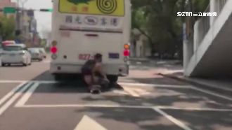 滑板男拉客運「搭便車」　網友全看傻