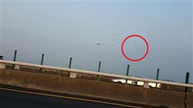 拍飛行傘意外捕捉不明物體／爆料公社