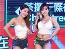 穿著火辣有傲人乳溝在網路上及店面販賣燈泡珍珠奶茶一炮而紅的「珍奶姐妹花」「牛奶兒」與「黛比」，店面無預警歇業後，常在活動中出現。（記者邱榮吉/攝影）